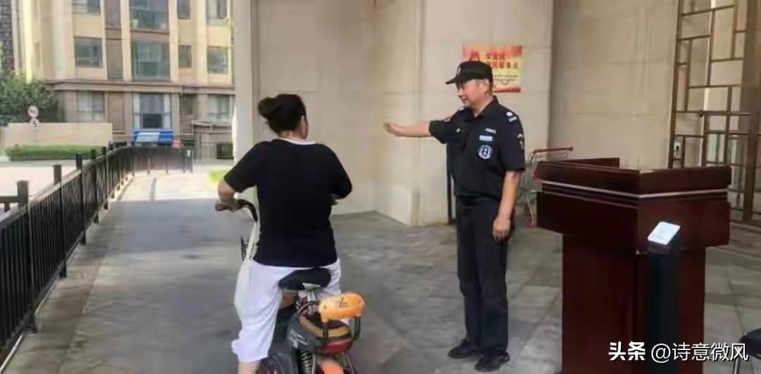 小区保安夜班睡觉被业主投诉，队长回怼：60多岁人通宵不睡过分吗？这事儿到底谁在理