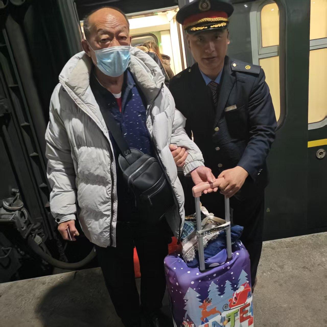 千里铁轨暖归途 爱心守护独行老人
——K346次列车工作人员真情守护古稀老人纪实