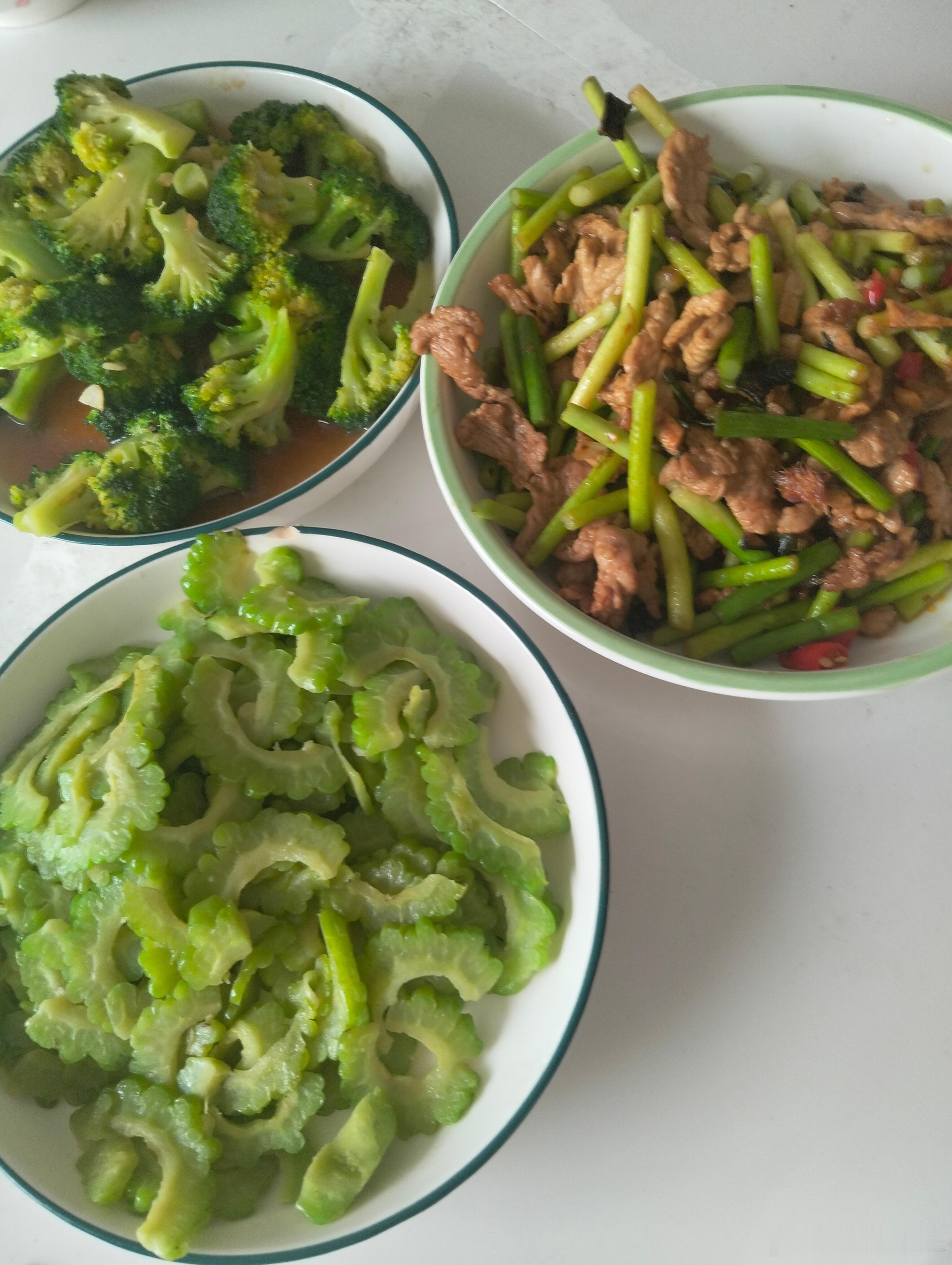 干饭时刻，不吃不吃又吃多了，唉，这个体重什么时候能减下来！ 