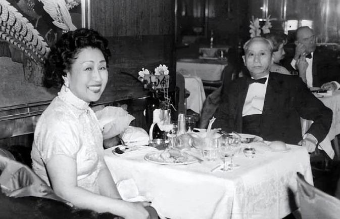 1908年20岁顾维钧娶了17岁张润娥，婚后他宁愿睡沙发也不碰她，两年后张润娥以