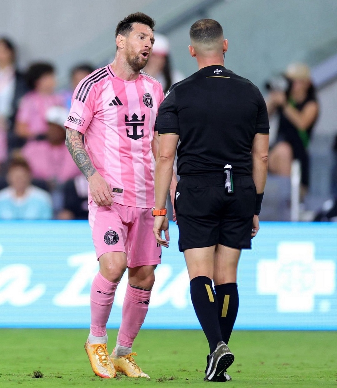 传奇梅西与本场比赛裁判的对话 🗣️梅西