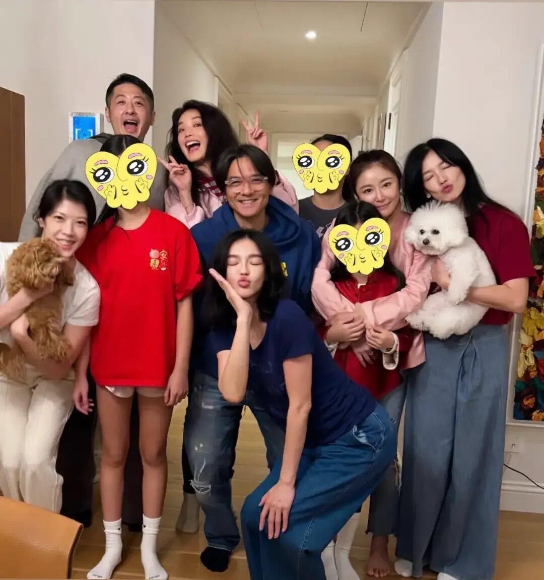 林心如母女参加新年聚会，9岁小海豚罕见出镜，身材高挑长腿抢镜。 