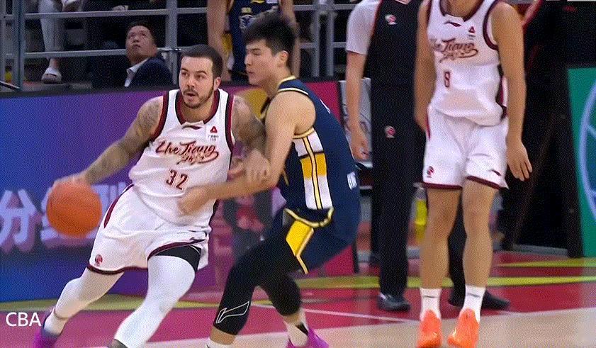 最后这球陈家政防得真没问题，都贴死了，被绝杀其实还是广东队自己给机会啊，犯错太多