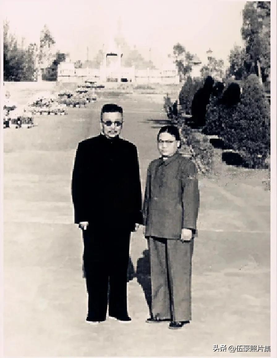 上世纪五十年代末，李克农将军与夫人赵瑛拜谒黄花岗烈士墓的照片。1961年1月，赵