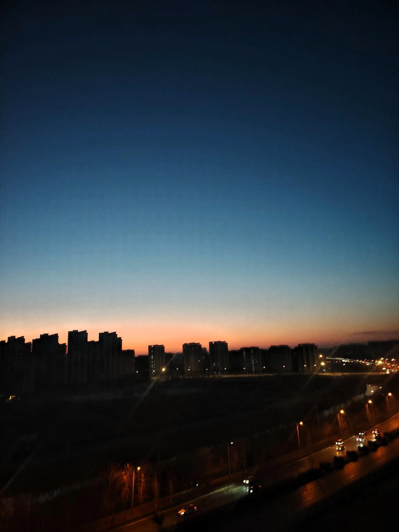 值得提倡和推广！
刚刚在网上刷到这样一件事，
一群独居老人，子女不在身边，怕自己