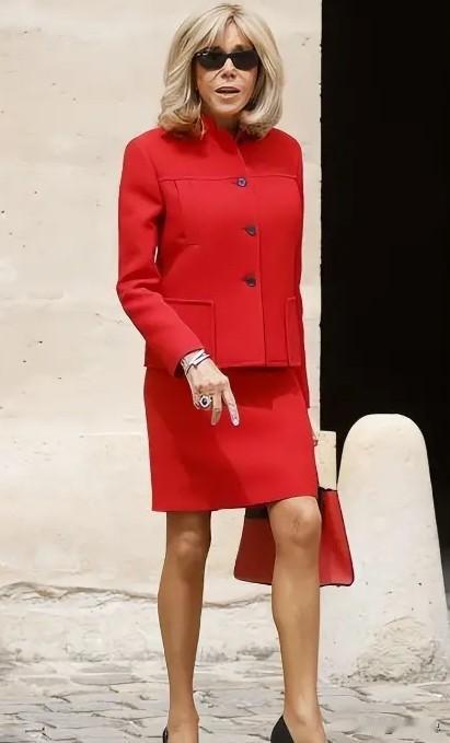 布丽吉特的美在于七十多岁的年纪，活出二、三十岁人的身材和活力。不需要二、三十岁年