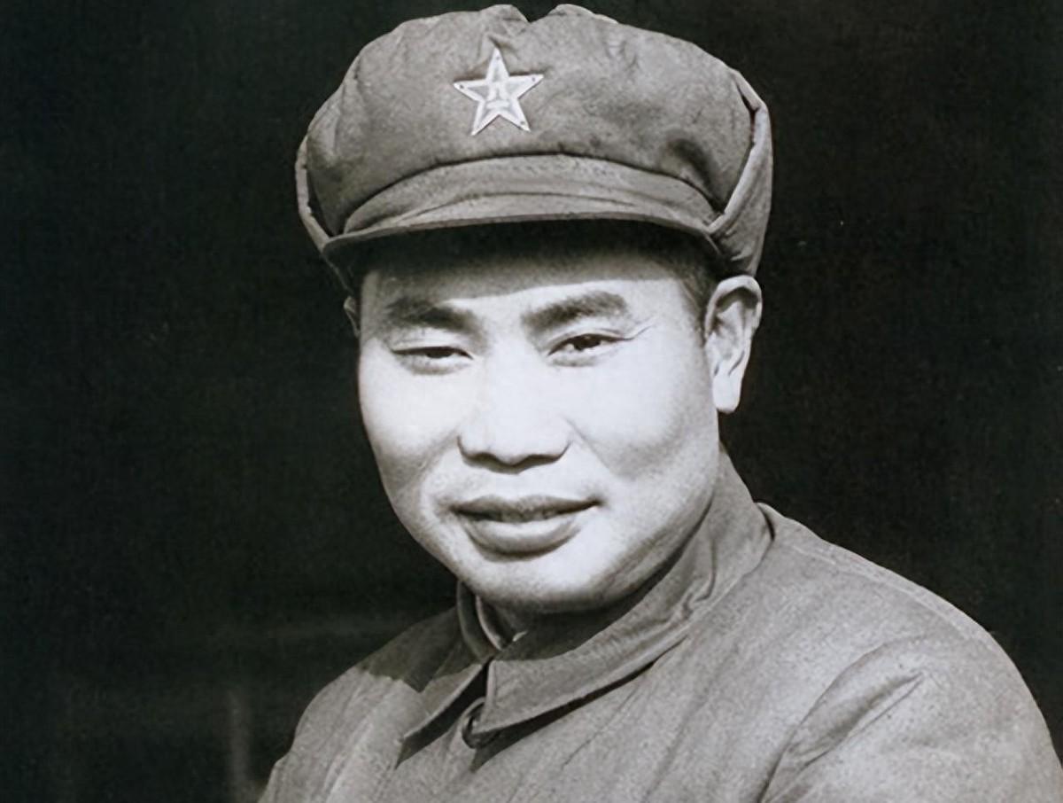 一位开国上将回农村探望曾并肩作战的老友，结果发现老友因贫困无钱看病，县委竟怀疑他