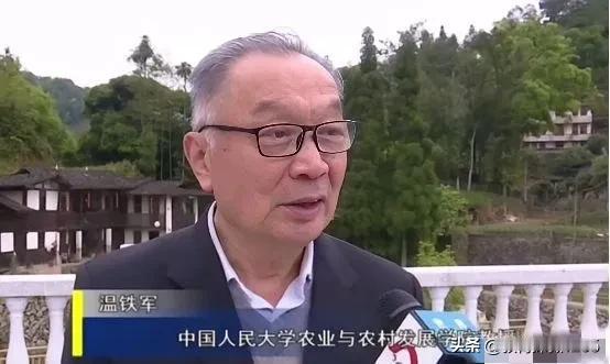 温铁军说的是大实话。“为啥非要学西方把农民都赶进城，搞那些穷人居委会呢？”城里住
