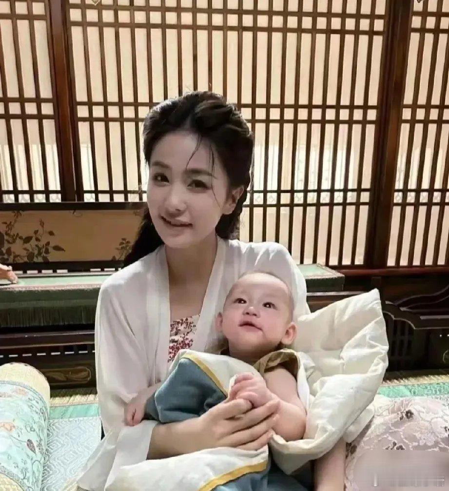 白鹿是不是演技严重被低估了!《临江仙》这一幕感觉母性光辉要溢出了，一眼就有妈妈生