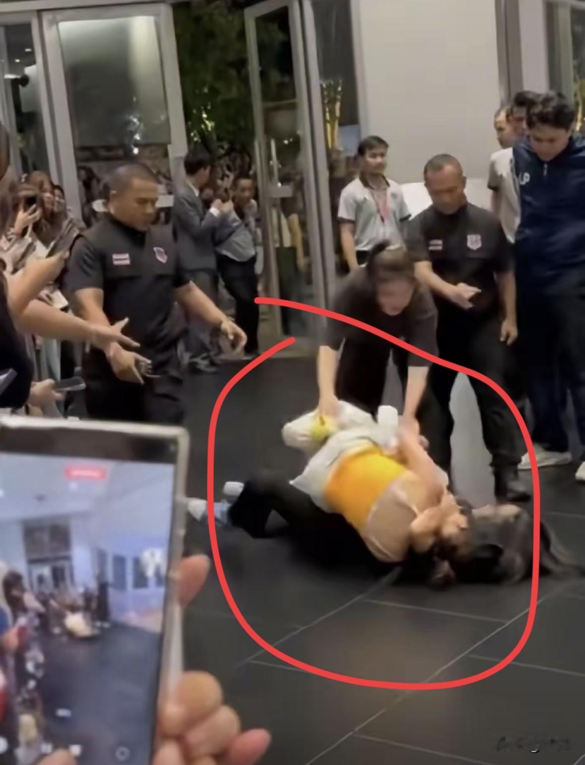 看视频的时候，我心先凉了半截。一个中国女孩清晨6点就去占位排队。

满心欢喜等着