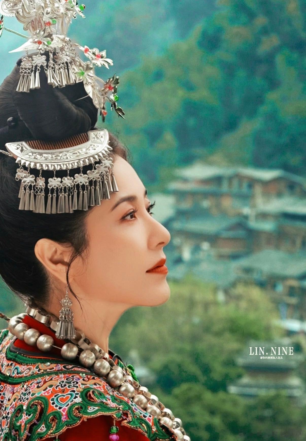 曾黎完播率200%的舞台诞生了 实锤完播率200%！曾黎央视跨年携手苗侗女性唱《