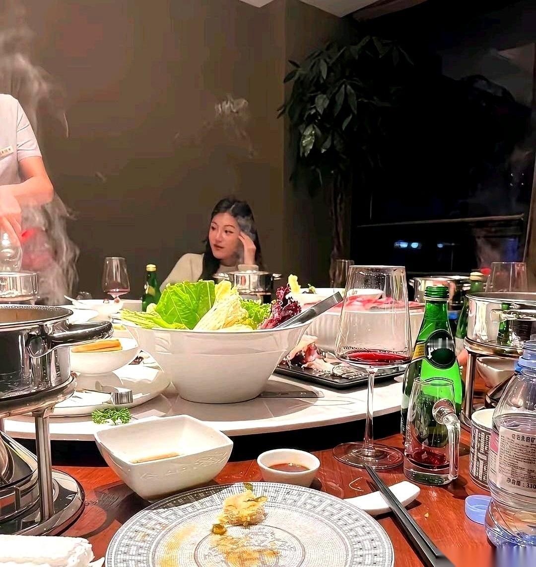 江苏一位老板在自家酒店给私生子办周岁宴。
满座的亲朋好友全都跑去道贺，硬是联手把