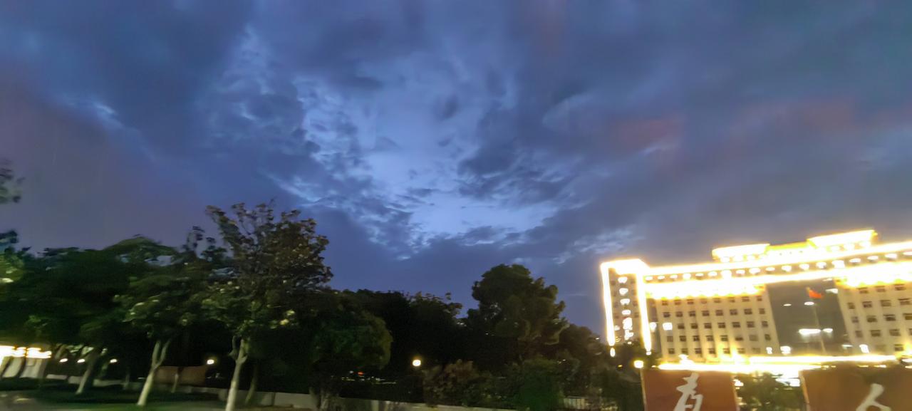 珠城的夜色
       美得让人沉醉。5月初，龙子湖畔花影婆娑，金色余晖洒在湖