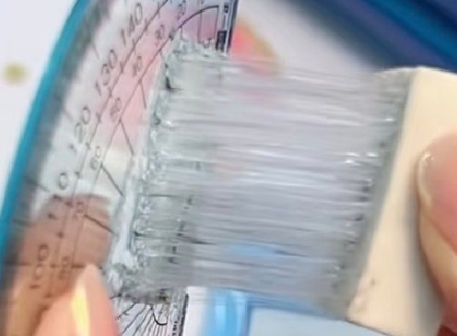 软橡皮里的增塑剂与塑料尺子、壳子相似相溶了身边的很多数码产品也会出现“相似相溶”