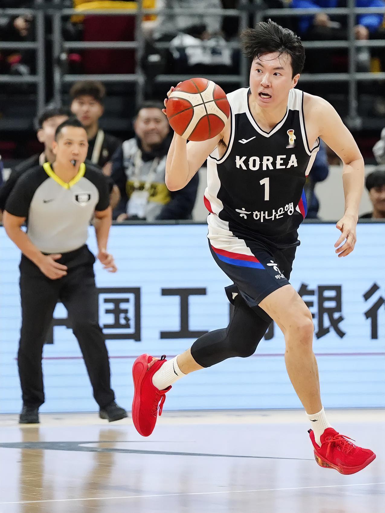韩国男篮一哥李贤重真是让人刮目相看！在今天韩国男篮主场以85‑72击败沙特阿拉伯