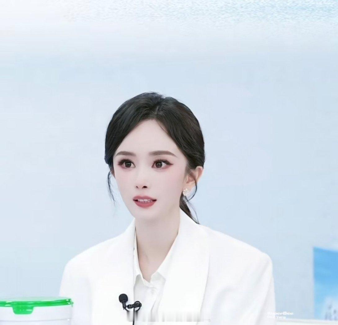不行了 杨幂直播也要被调美颜吗哈哈哈哈哈哈哈 