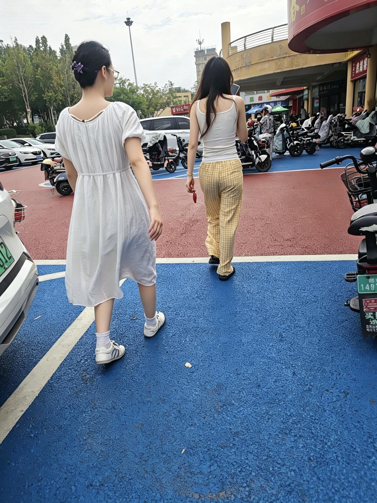 开启花钱的一上午。

吃过早饭都九点了，儿媳说打算买个半截裙和小衫。

那就出发