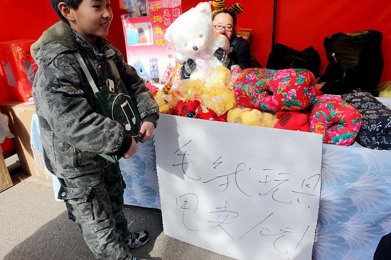 前阵子刷到个宝妈的操作，直接把家里三年级娃的厌学情绪给掰过来了。
之前娃一写作业