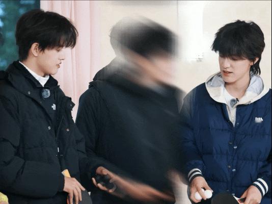 极儿盯泽泽这个眼睛都提溜儿转的[拜托][拜托] ​​​