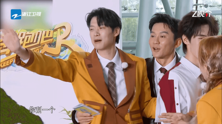 #周深刮刮乐变呱呱乐# 在《奔跑吧·生态篇》科技馆刮刮乐环节中，黄队一直刮一直有