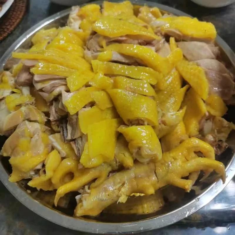 广东人最喜欢的白切鸡，那是无鸡不成宴，凡是家里面有客人或者是一些特别的节日里，还