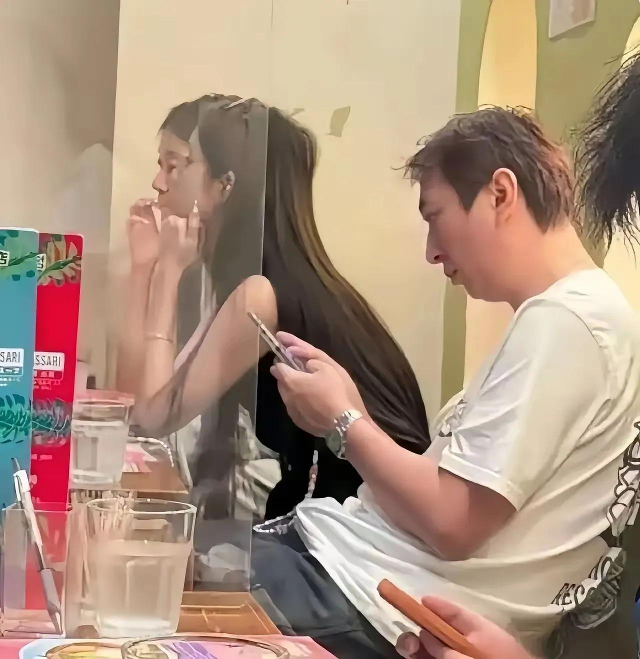 奉劝大家一句，别再被王思聪骗了，他根本不是镜头里那副“颓废大叔”的模样。最近有人