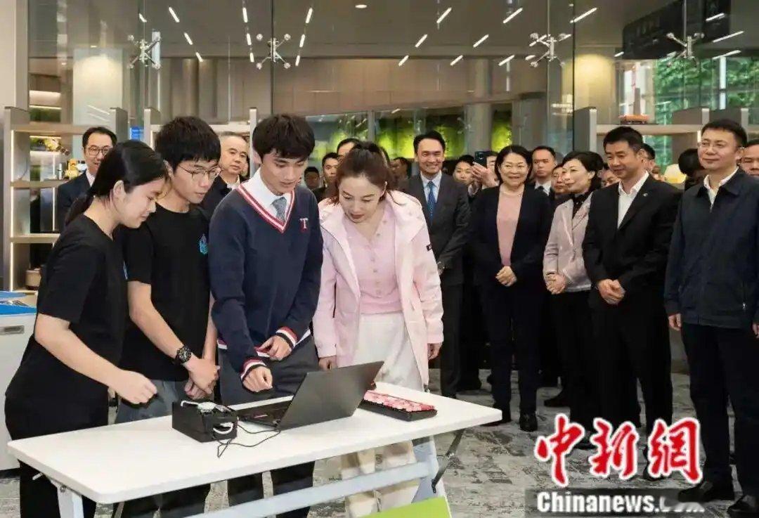 王亚平老师接受采访时表示；她期待着随时接受祖国的挑选，希望可以把课堂从空间站延续
