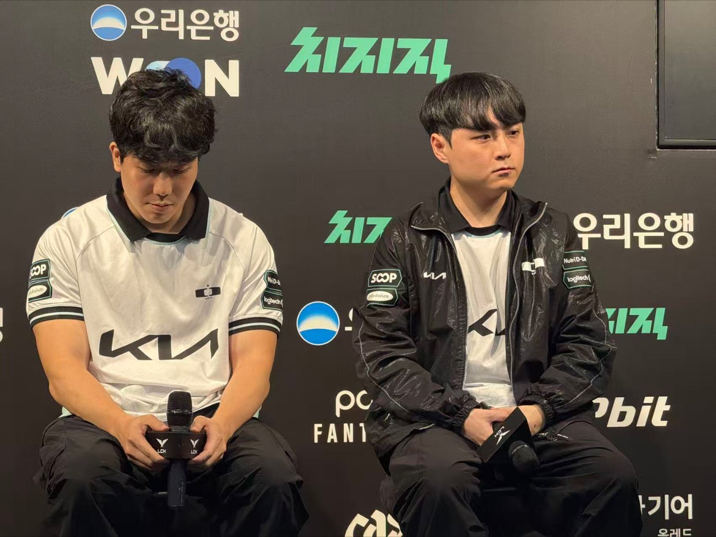 DK世界赛濒临淘汰。监督cvMax与中单ShowMaker出席败者群访，神色凝重