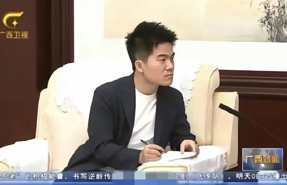 董宇辉这个细节告诉我们，
成功没有那么简单！
也不是随便什么人都能走到这一步的，