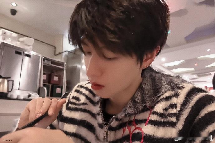 朱志鑫vlog的餐厅是花少2伦敦桥事变餐厅朱志鑫也去过花少2的餐厅花少2伦敦桥事