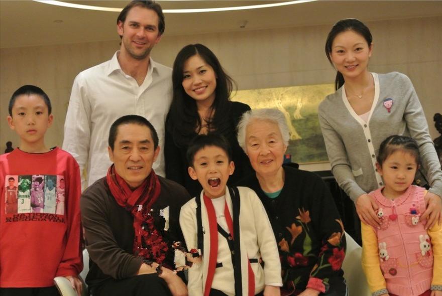 张艺谋的晚年太幸福！昔日罕见晒出三世同堂大合照，现任妻儿和前妻之女同乐，90多岁