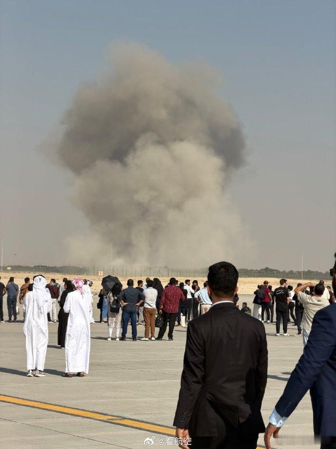 就在刚刚，一架正在飞行表演的军机坠毁，目前现场传回来的消息还不是很明确，基本上有