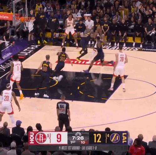 脚踝终结者！杜兰特突破，一个扫堂腿，把詹姆斯给踢趴下了[捂脸]
这球不算进攻犯规