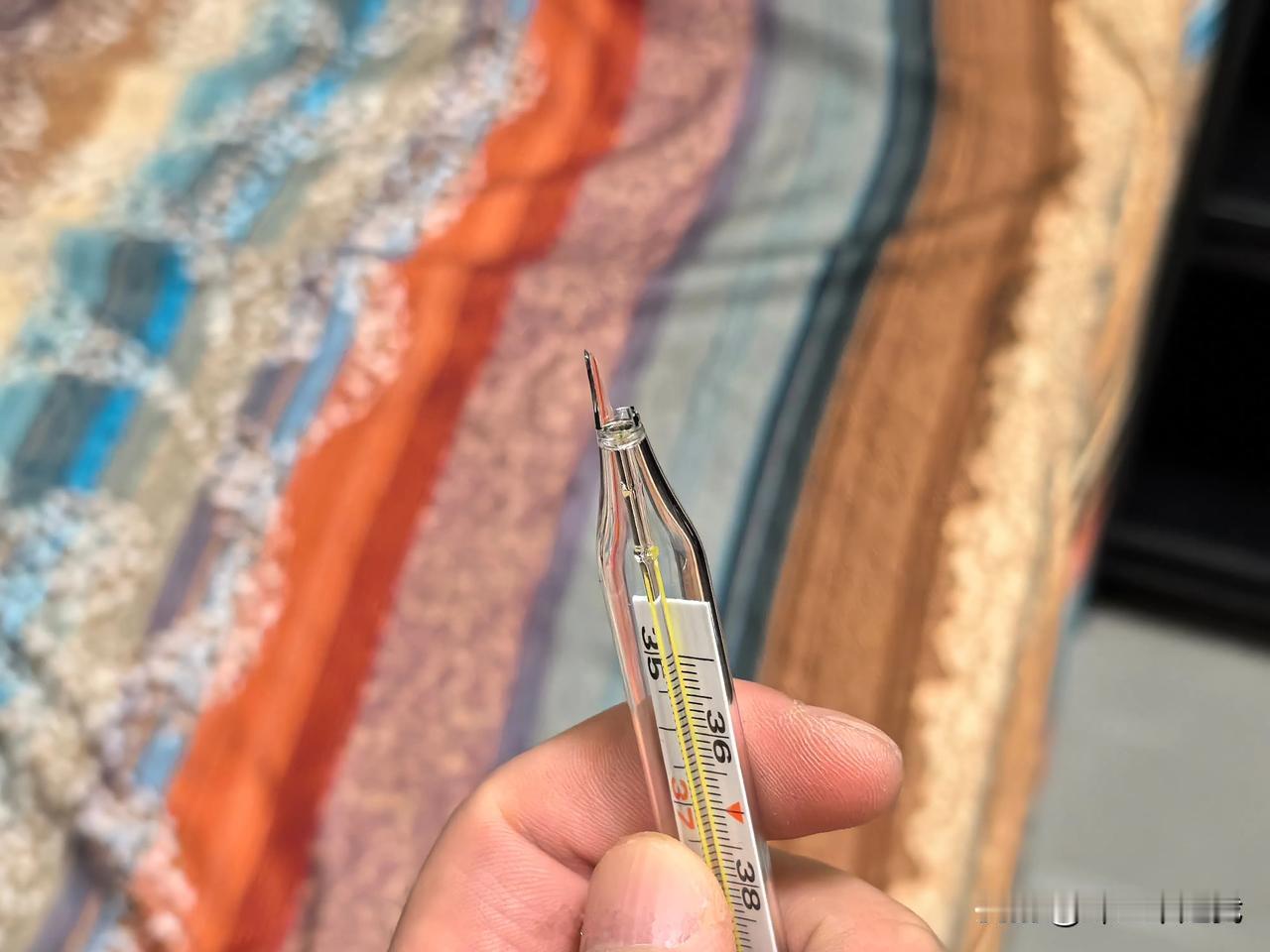完了，完了！

体温计掉地上摔坏了，

前面的水银球摔爆了，

找了半天都没找到