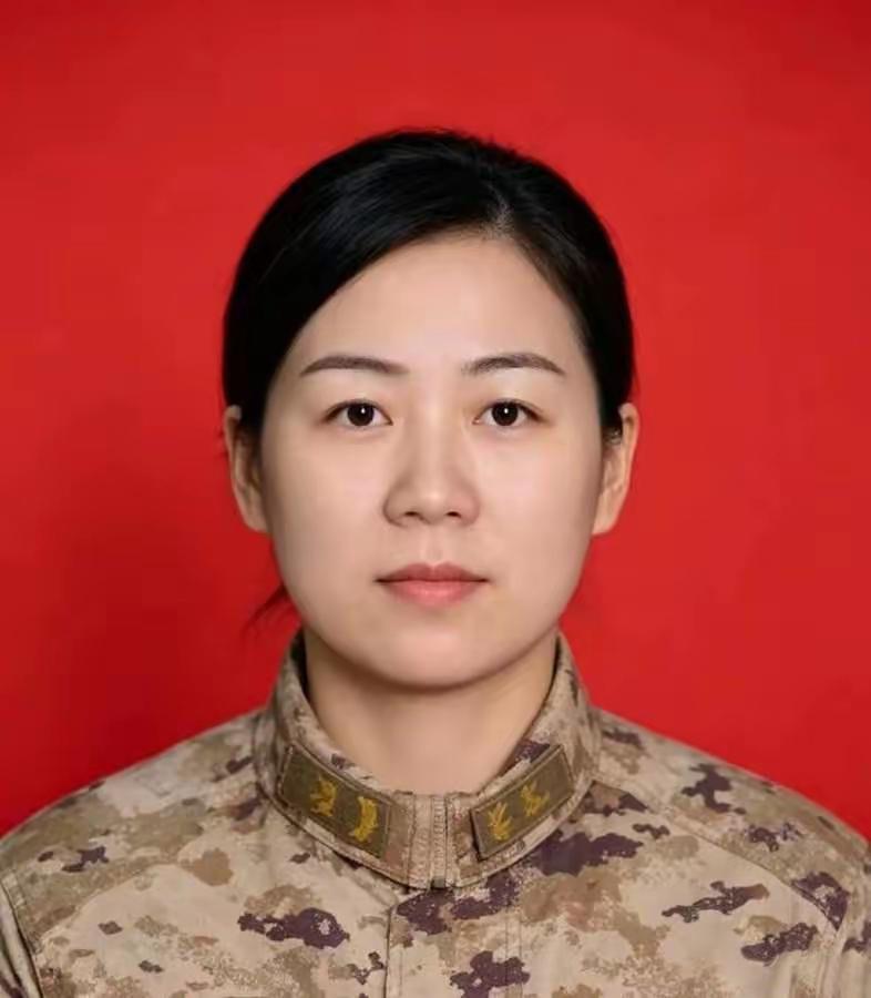 邢莹莹，女，汉族，1987年出生，河南洛阳人，2009年入伍，2011年入党，火