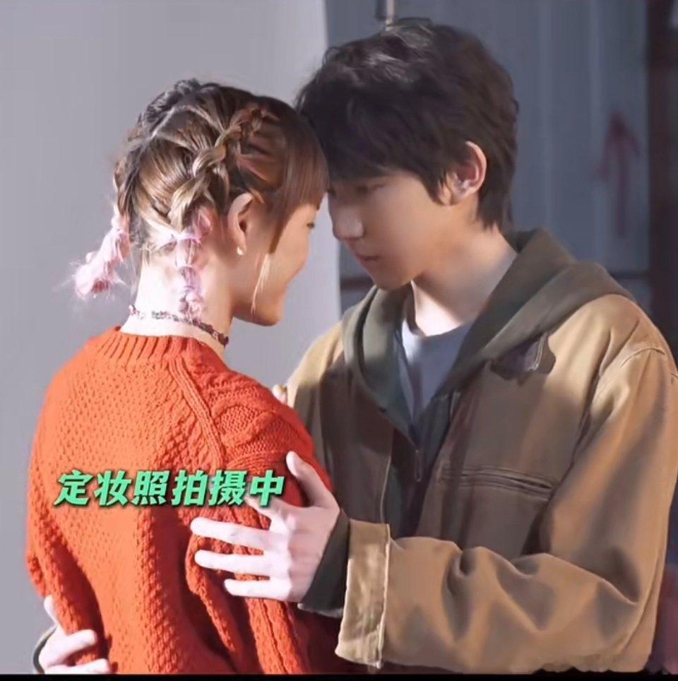 感觉我胸口里的跳蛋开到最高档了。 