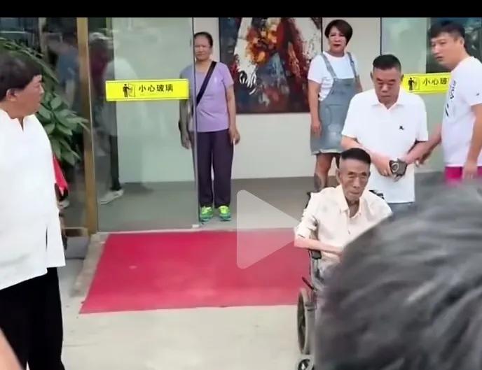 可怜的杨少华，也不知道是敬业还是被迫的，生命最后的时刻还在坚持出席剪彩仪式，据说