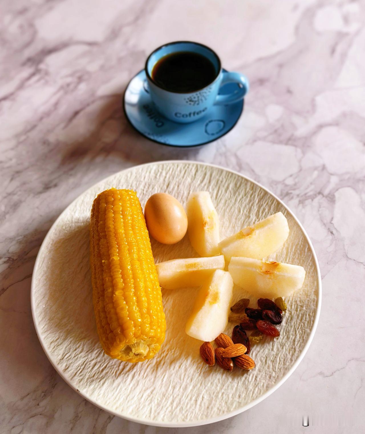 今日早餐，很简单～
一根玉米
一个鸡蛋
一个梨子
一把果干
一杯咖啡