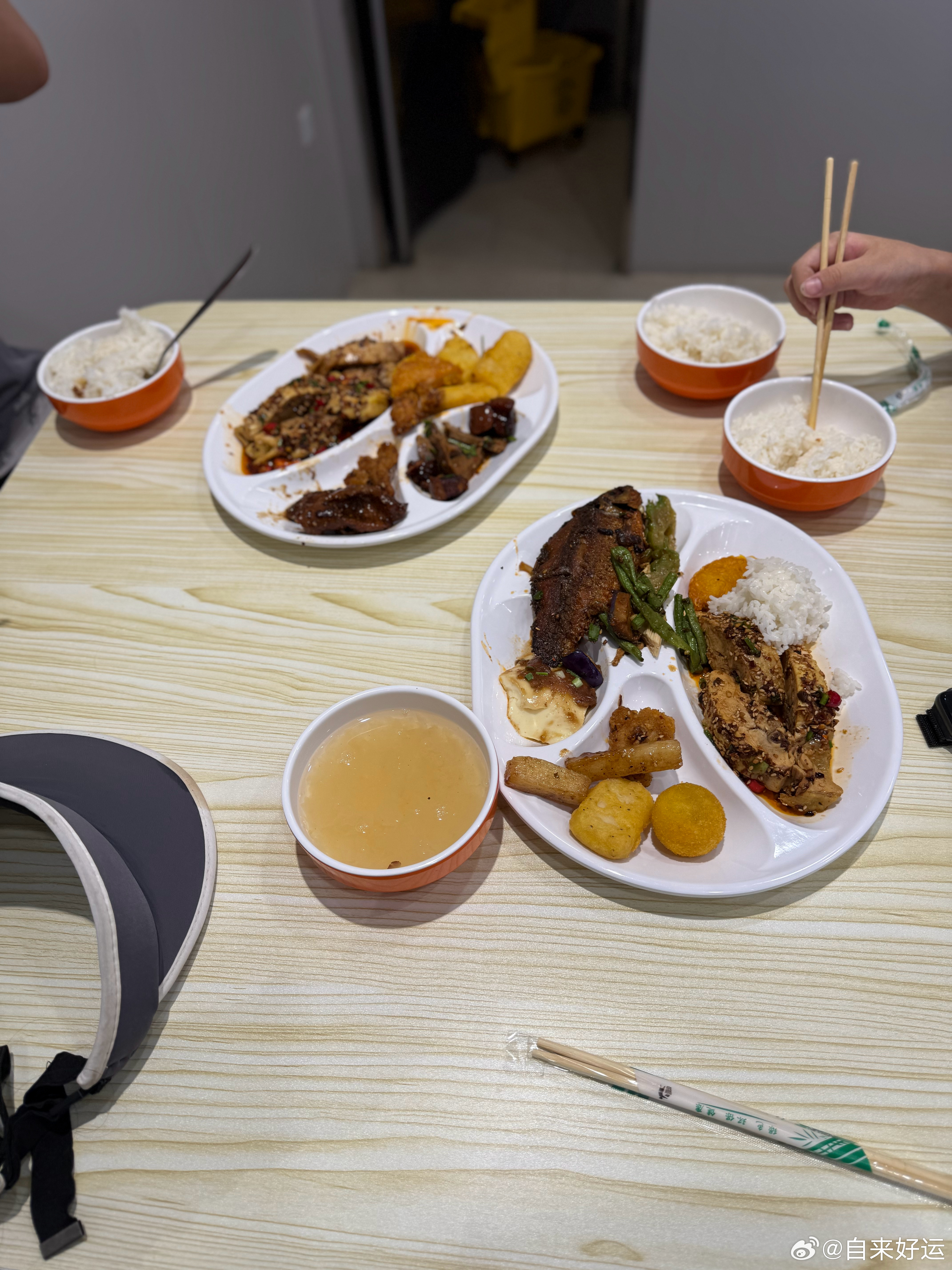 孩子们放假不想干活也不想做饭中午带他们出来随便吃顶点天气太热了，吃完饭感觉回家开