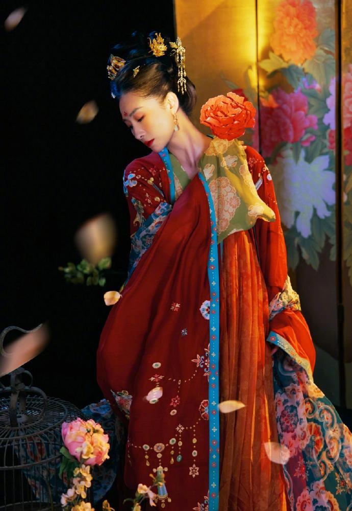 陶昕然浪姐上班出图 陶昕然浪姐上班红衣古装，果然演过甄嬛传的人，古装氛围感拉满 