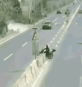 这里是主次道交汇口，摩托车本应观察确认安全后进入，却自以为是，目无旁人，把道路当