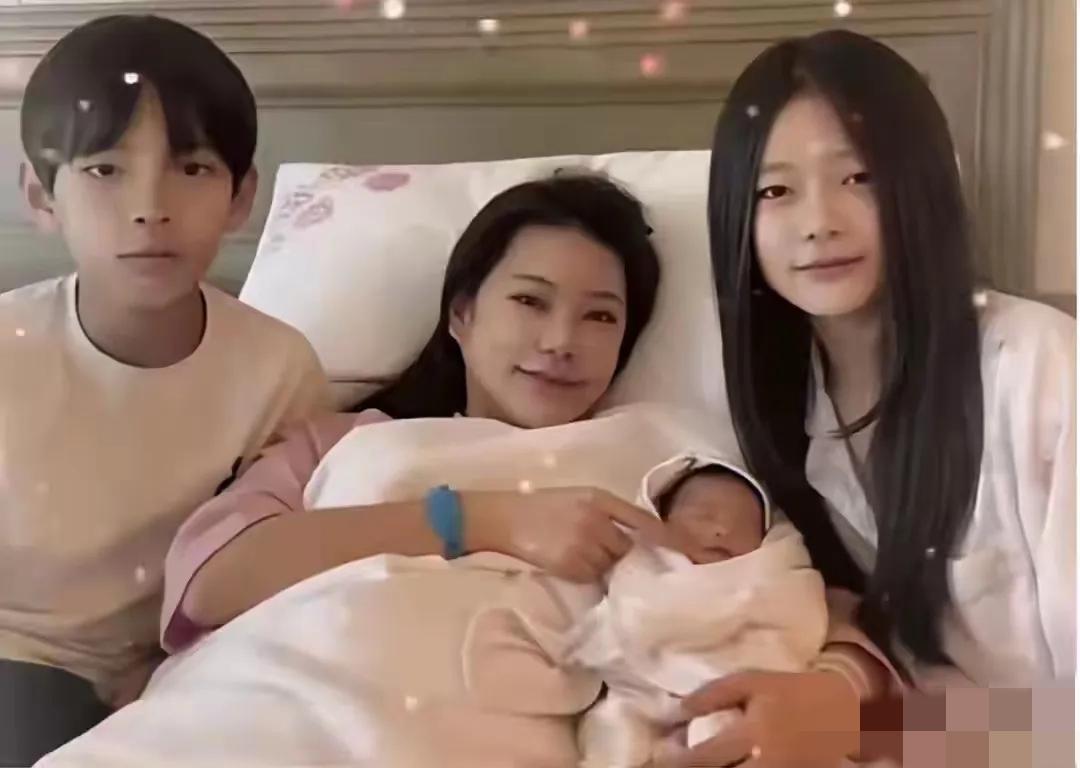 马筱梅与三个孩子在月子中心的合影照，看得我有些想哭的感觉，不是伤心，而是被深深地