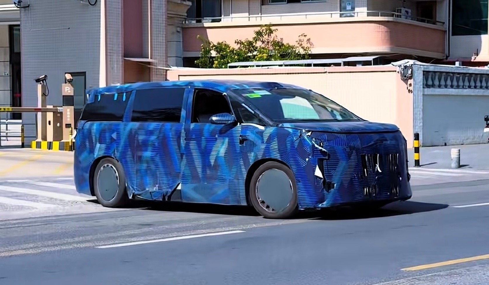 传说中的腾势D9L看着真大啊，车长得5.3米以上了吧，车头也硕大无比，带后轮转向