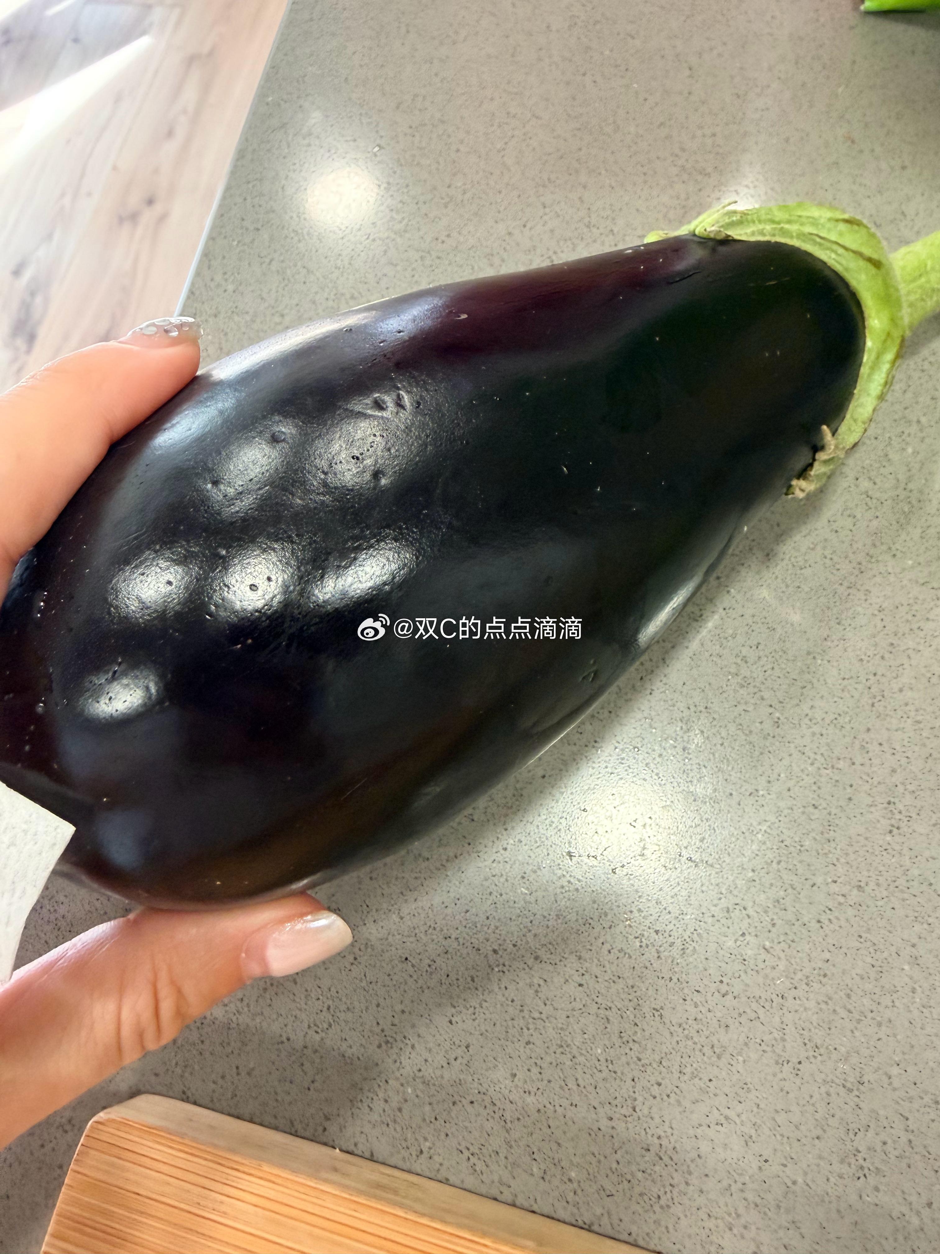 家里人谁也不爱吃茄子就我爱吃我还特别喜欢买..反正今儿就做茄子了不爱吃就饿着吧你