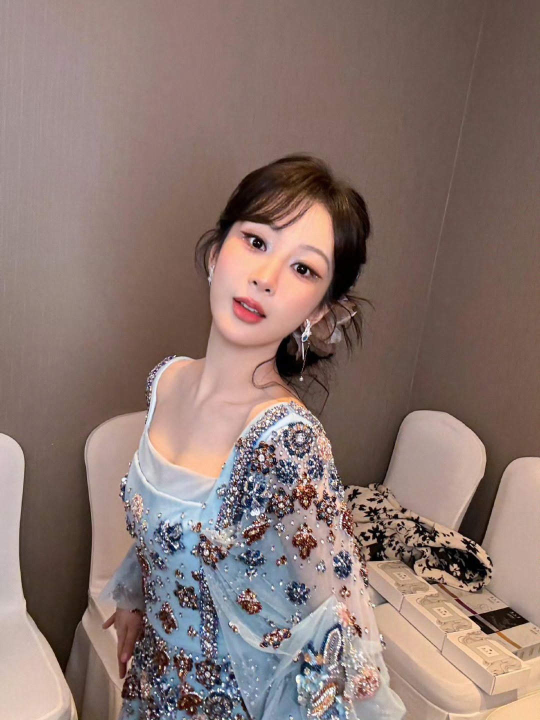 路灯亮了,野花开了,始终坚信着未曾谋面的也终将会相遇“一笑顷心，一念倾心，一见倾