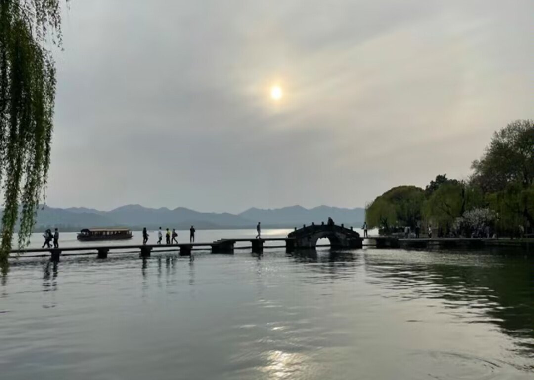 我在旅途中所拍摄的风景就是杭州西湖🌸每一幕都让我陶醉，仿佛时间在这一刻静止🕰
