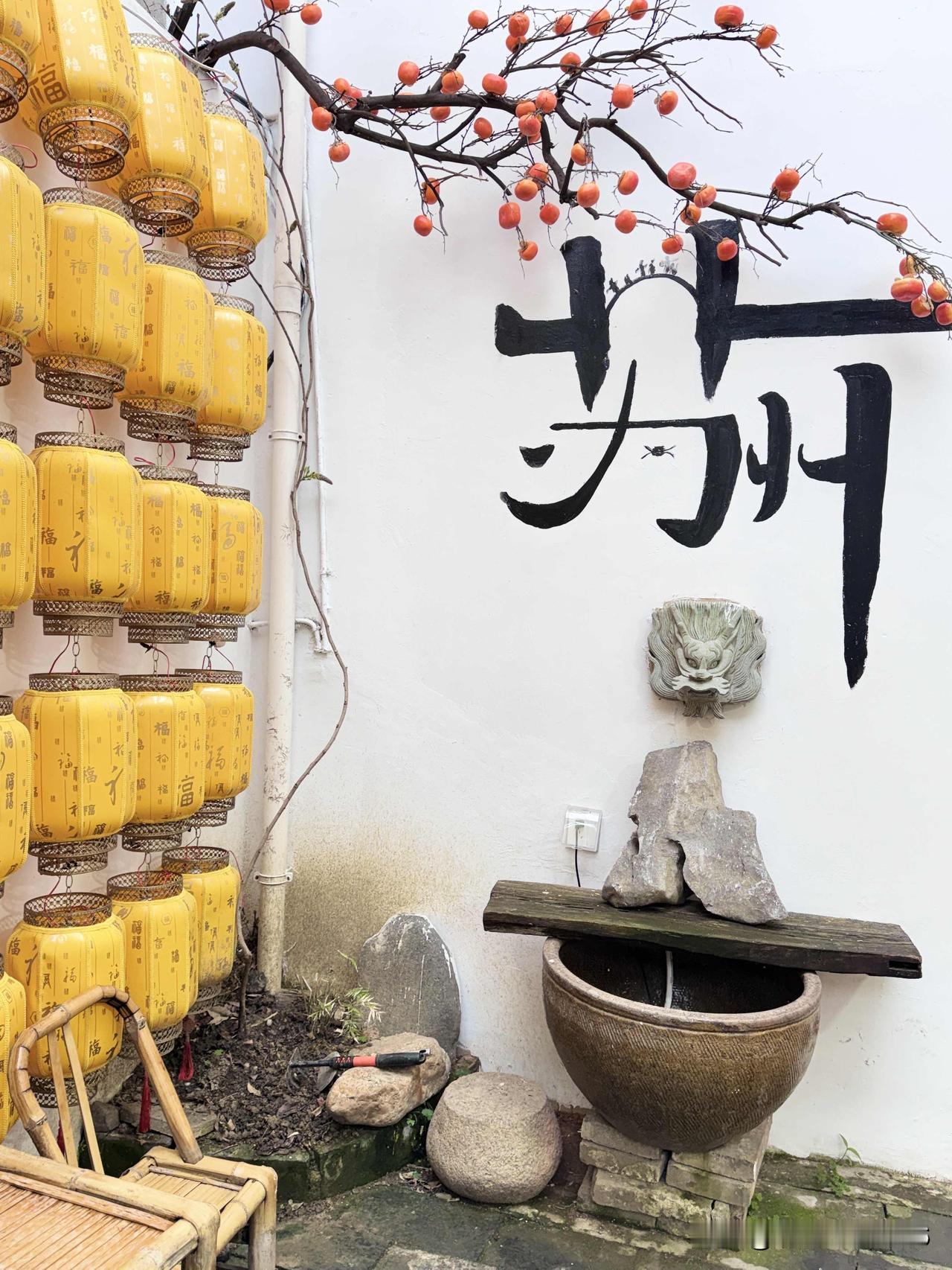 苏州山塘街｜一半诗意  一半人间

春入姑苏，行过七里山塘。
白墙黛瓦枕着流水，