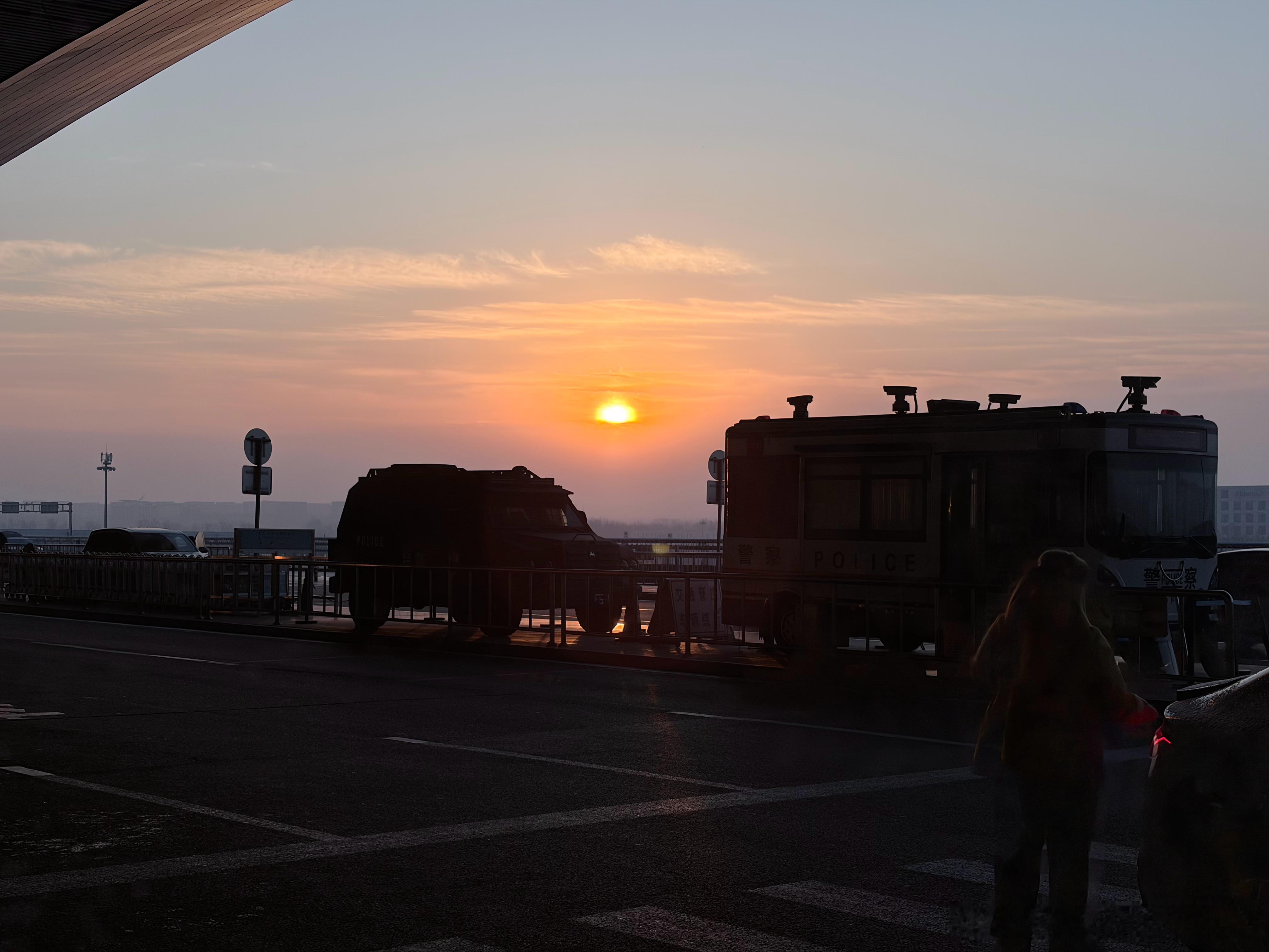 回东北啦，心情很复杂有马上见到爸爸妈妈妹妹和老闺蜜们的喜悦，也有几年没见二姨时间