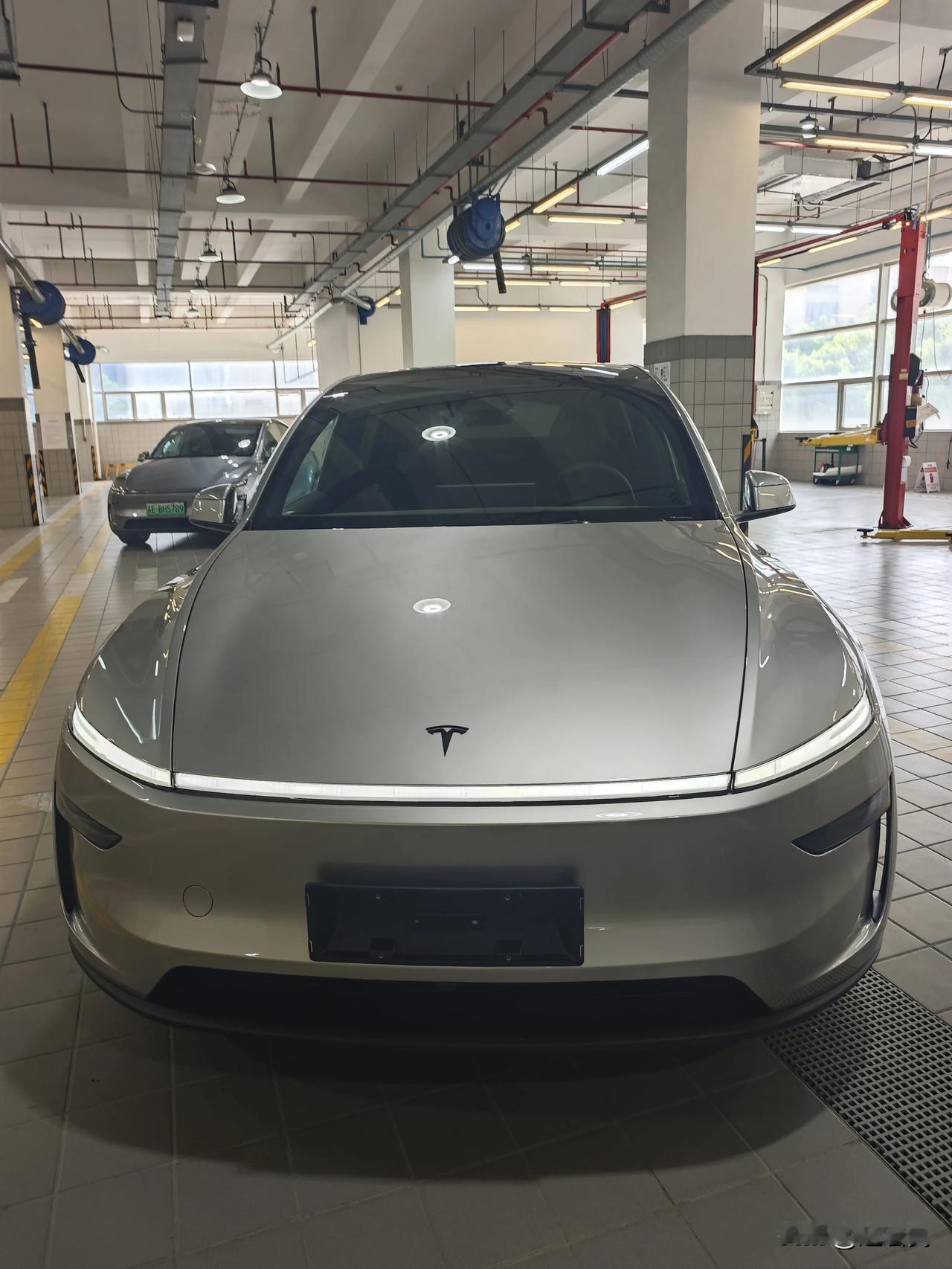 特斯拉 Model Y L正式上市发布，售价33.90 万元起，三排六座，二排和