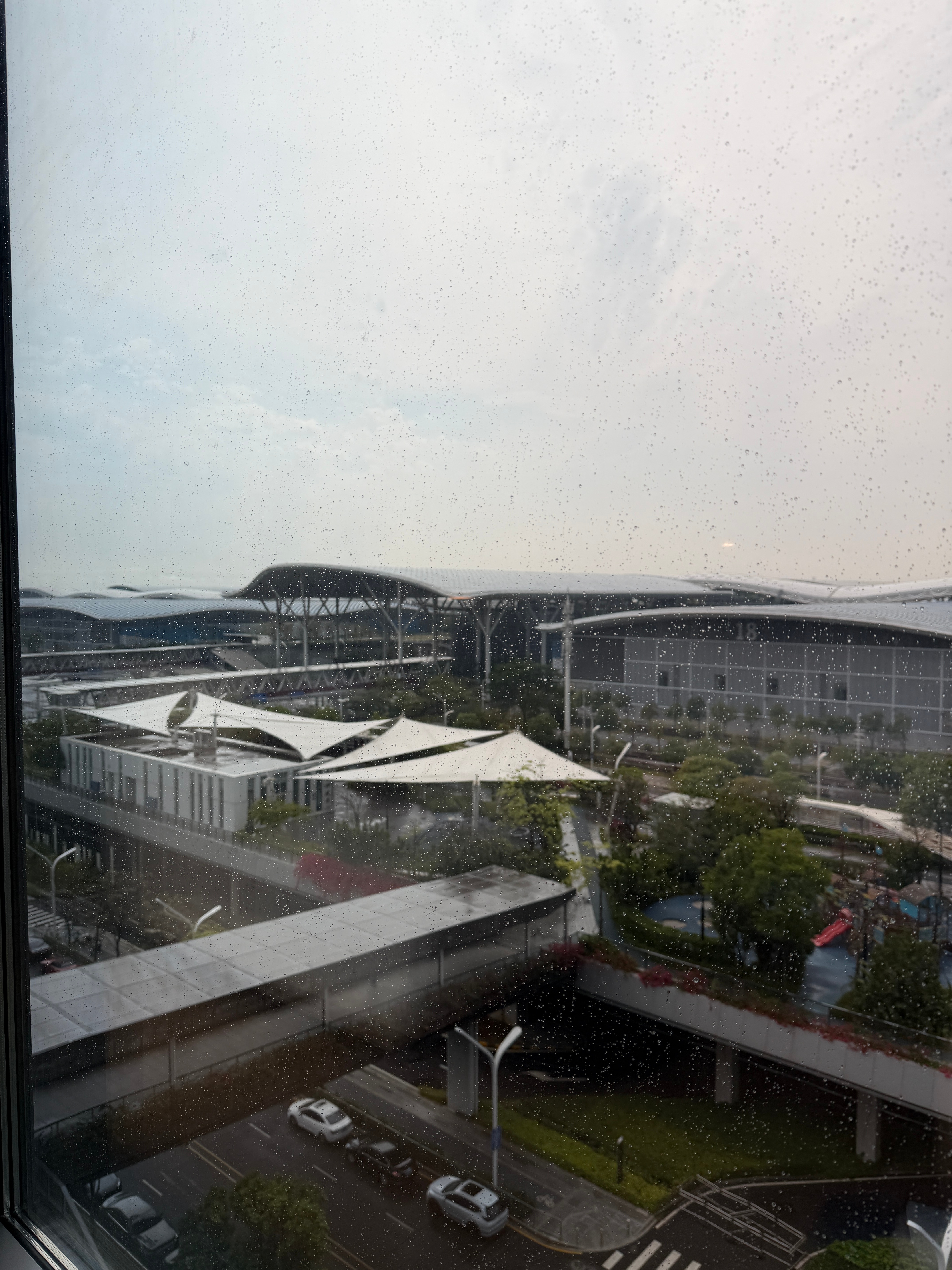 深圳也憋着暴雨呢……不过相比云南的高海拔和暴晒，我还是喜欢大湾区湿漉漉感觉广州下